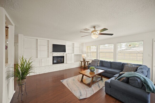 Building Photo - 411 Pickford Dr