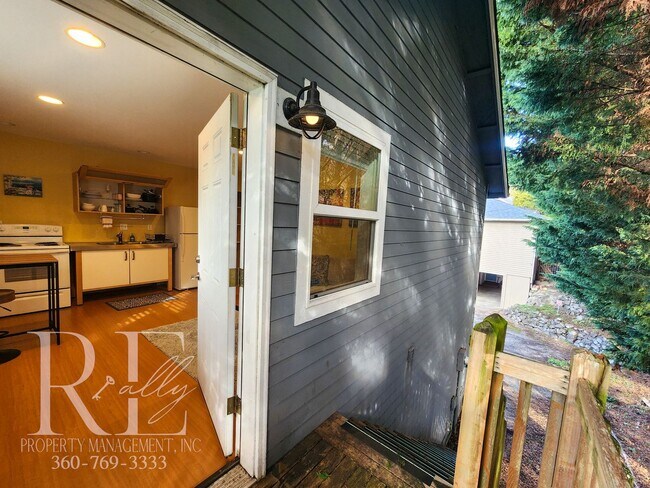 Building Photo - Fully Furnished Well Appointed Home