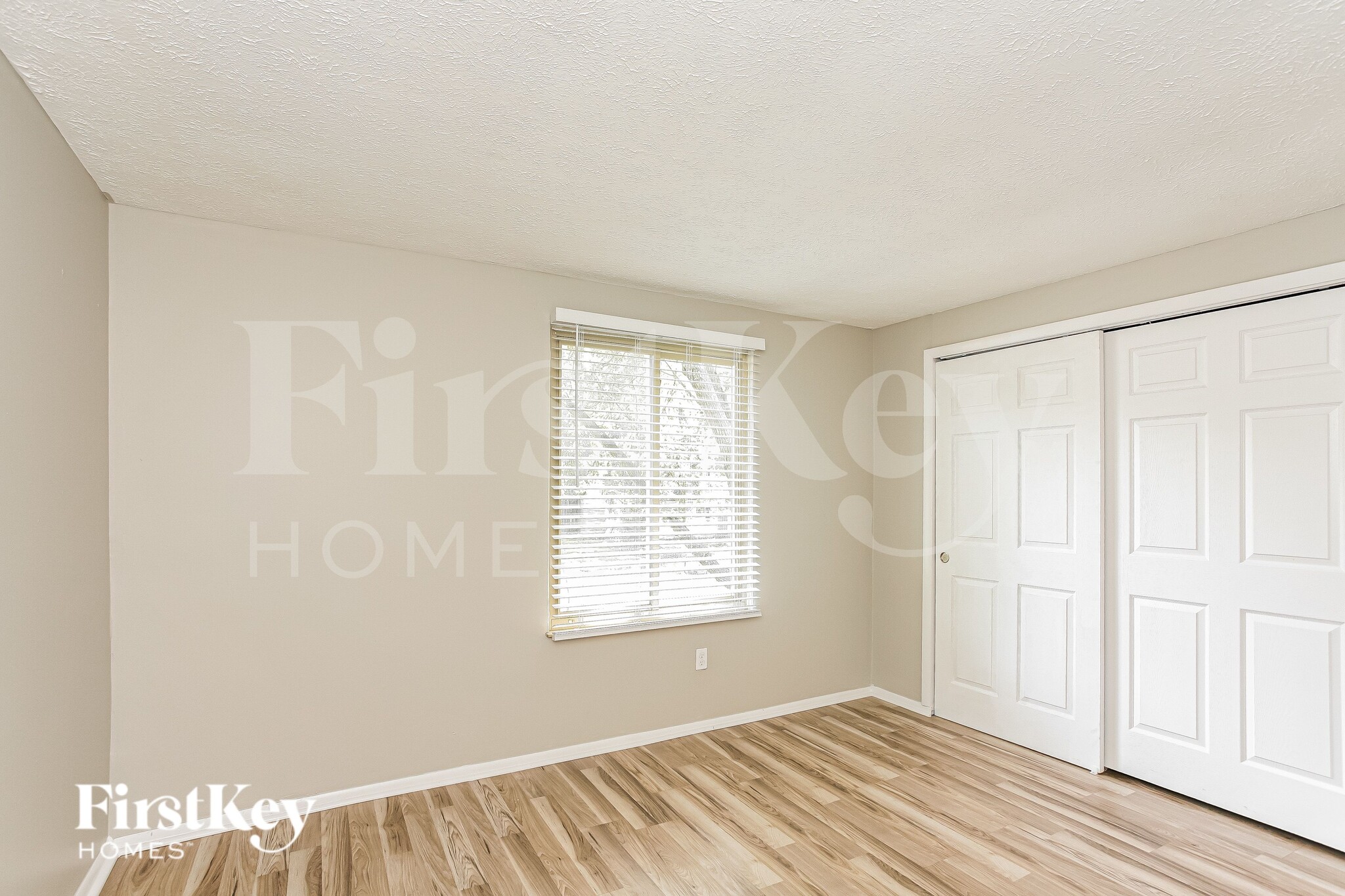 Building Photo - 910 Woodlark Dr