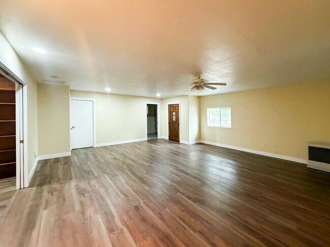 Building Photo - 400 Burgess St