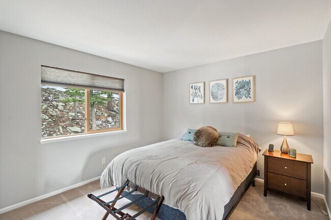 Building Photo - "Charming 3-Bed, 2-Bath Retreat Evergreen'...