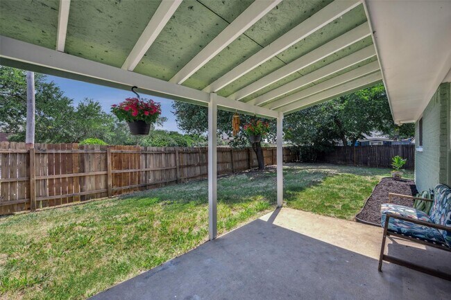 Building Photo - Beautifully crafted 3 Bed 2 Bath home in L...