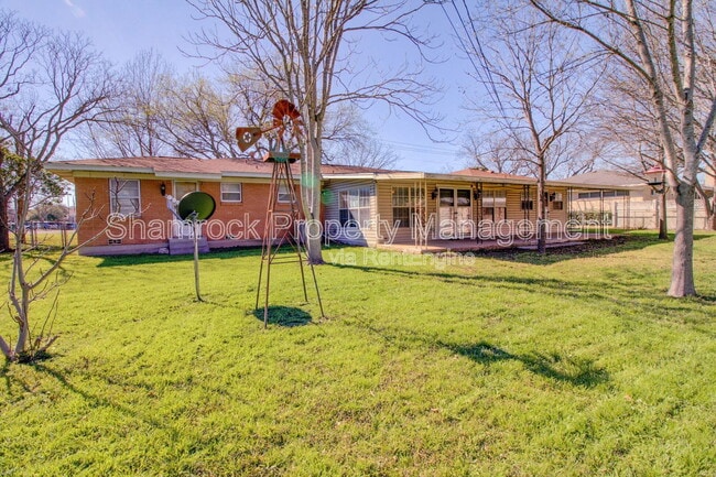 Building Photo - 315 Estates Dr