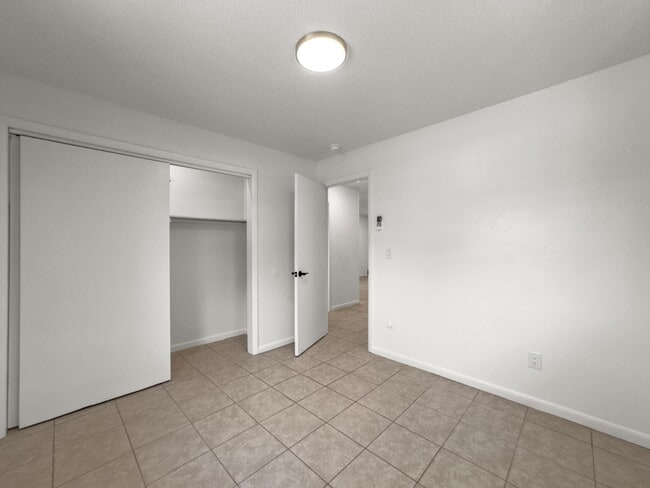 Building Photo - 403 NE 26th Ct