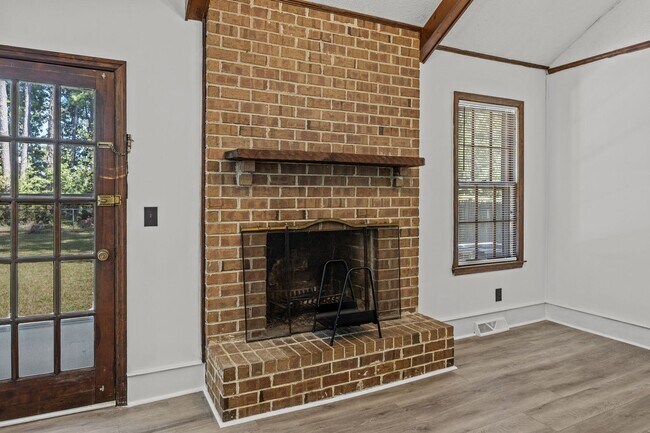 Building Photo - Charming Rental in Central Location