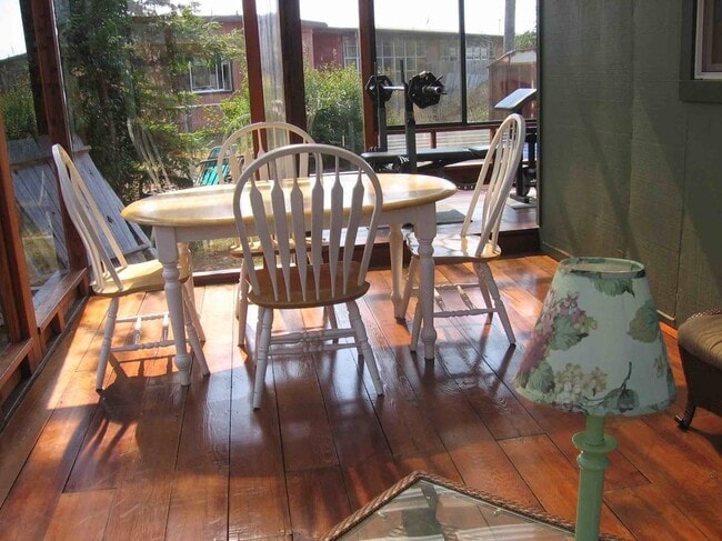 Building Photo - 1268 Fernwood Dr