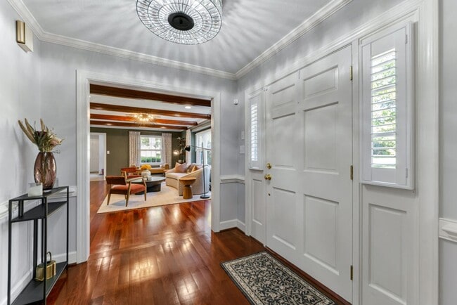 Building Photo - A rare estate-style rental in Thoroughgood