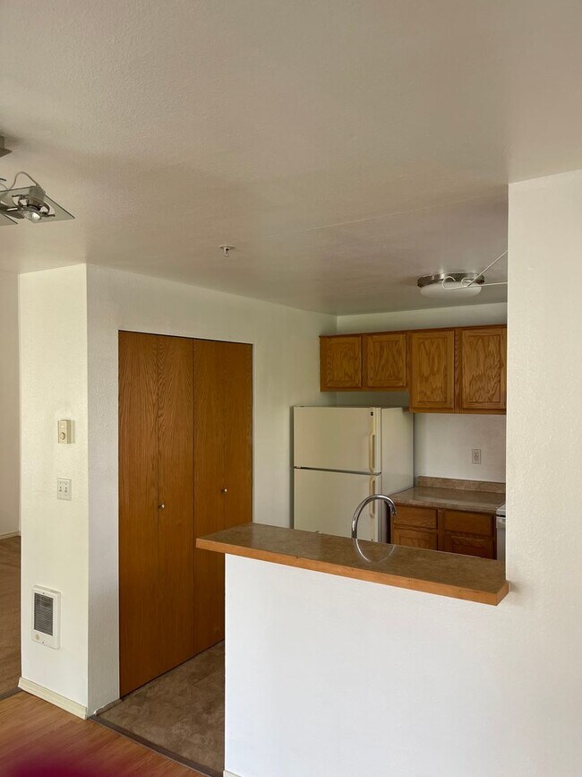 Building Photo - Exceptional, Top-Floor, Corner Renton Cond...