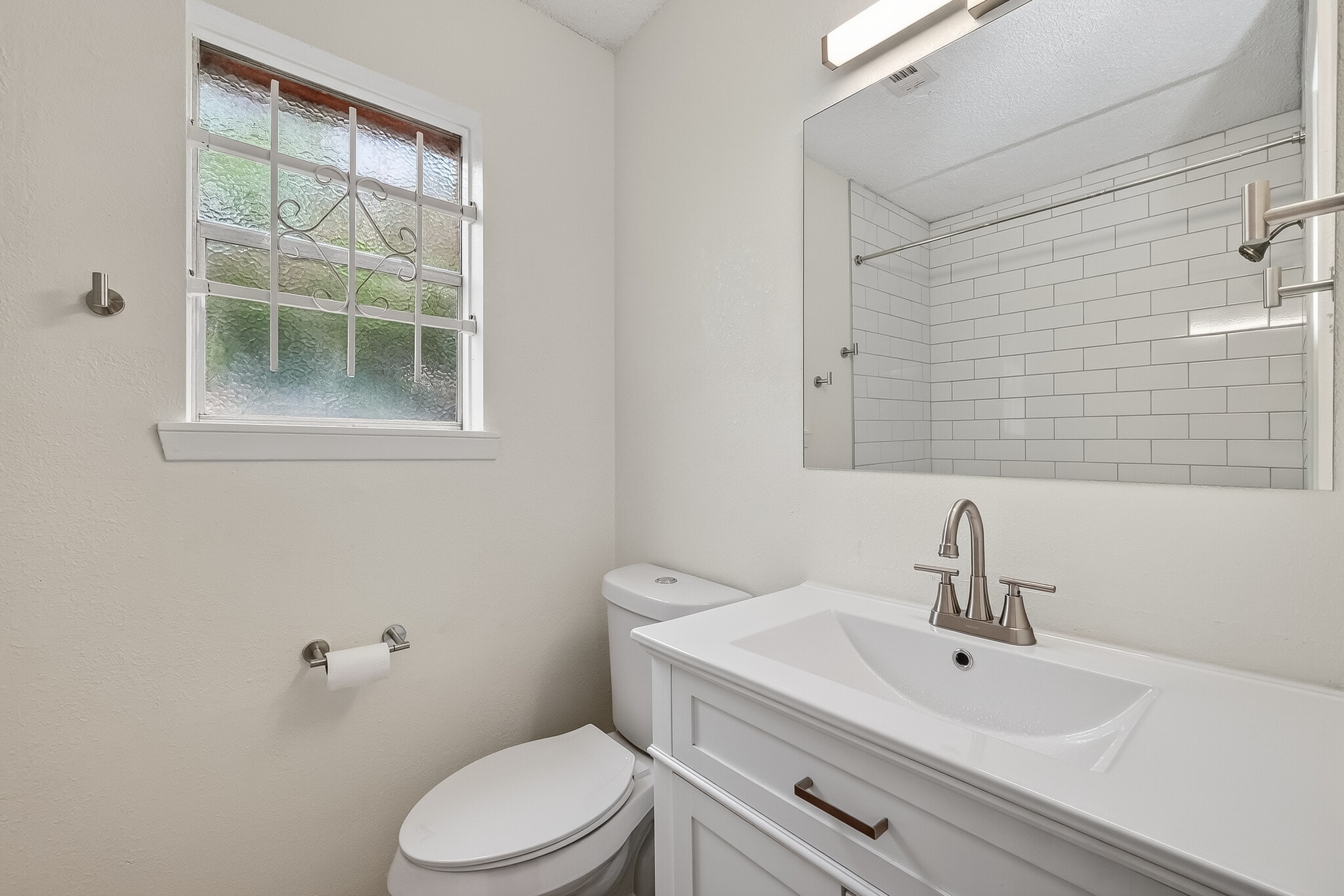 Main bathroom - 3902 Beran Dr
