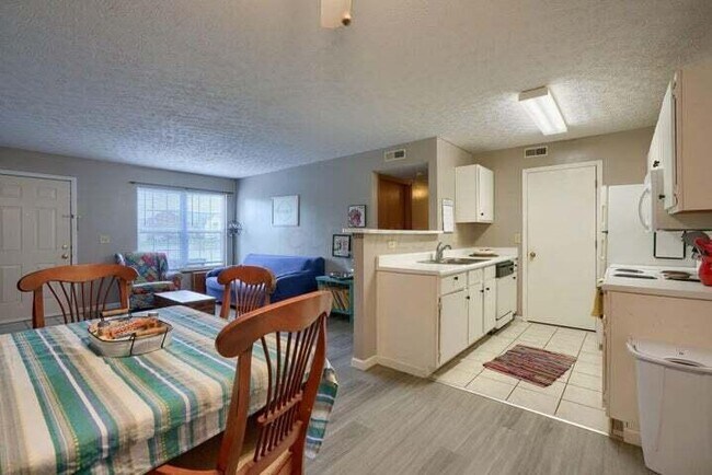 Building Photo - 5484 Cedar Springs