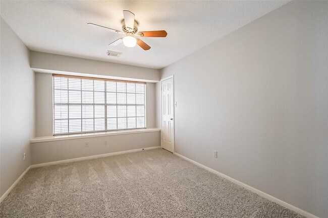 Building Photo - 10218 Hedge Way Dr