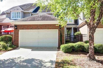 Building Photo - Large 3 Bed | 2.5 Bath Townhouse With Firs...