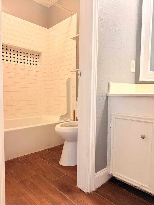 Building Photo - 320 Willowick St