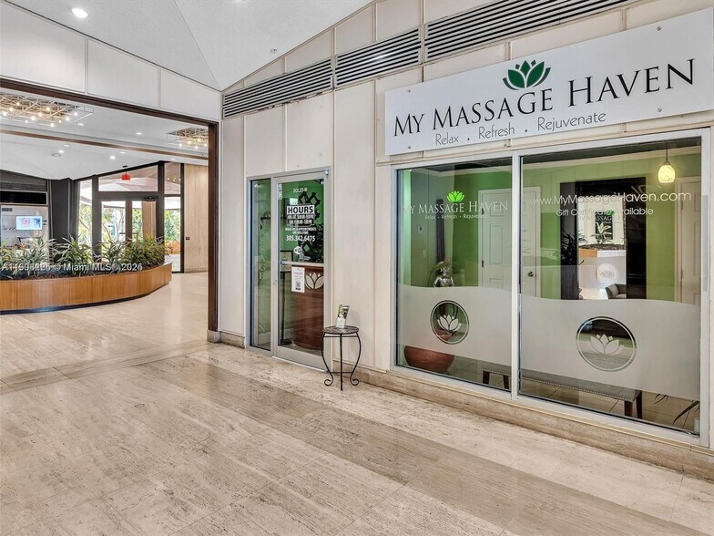 Building Photo - 801 Brickell Bay Dr