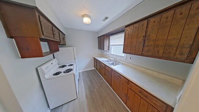 Building Photo - " 2-Bed in Heart of Royal Oak – Cozy 783 Sq Ft Home!"