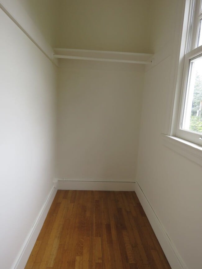 Building Photo - Elegant 4 bedroom House  with bonuses