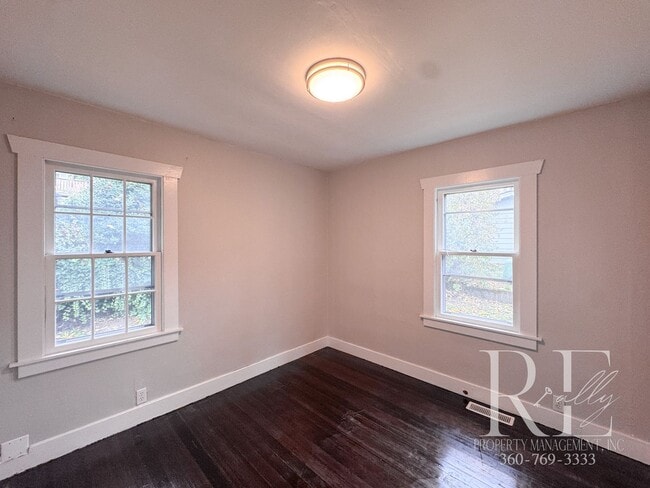 Building Photo - Charming Upper Unit with Modern Kitchen, Wraparound Layout & Walkable to PSNS