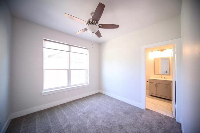 Building Photo - 2340 Benbrook Dr