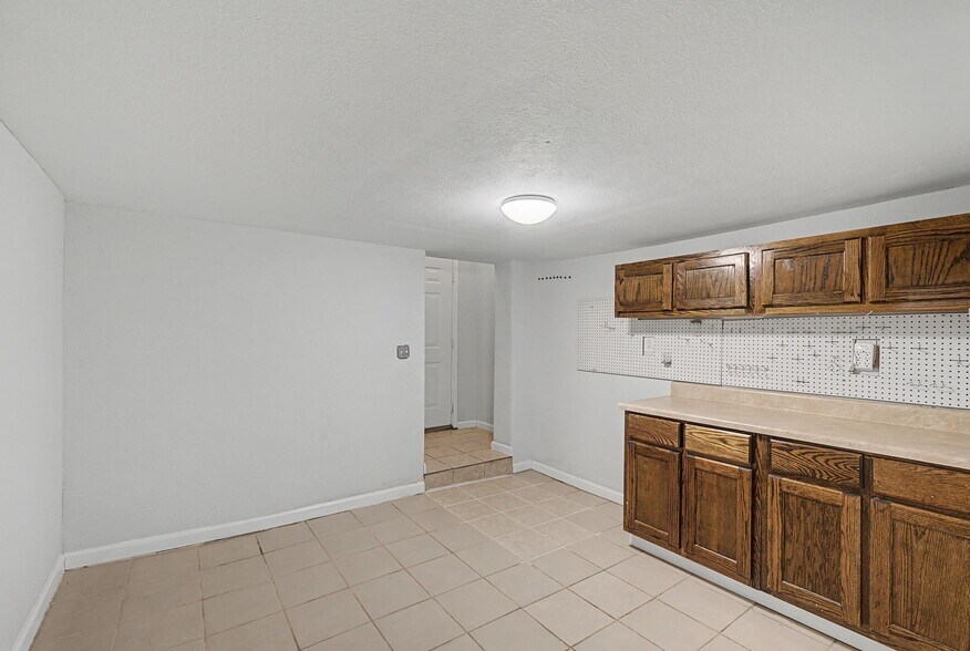 Building Photo - 2204 Sandra Dr