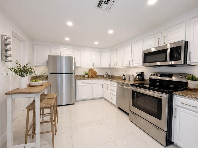 Building Photo - 210 Seaview Dr