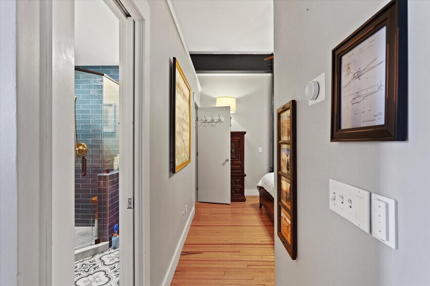 Building Photo - 122 W Broughton St