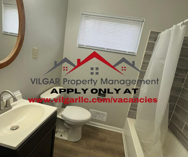 Building Photo - Gorgeous 3 spacious bedrooms, 1 attractive...