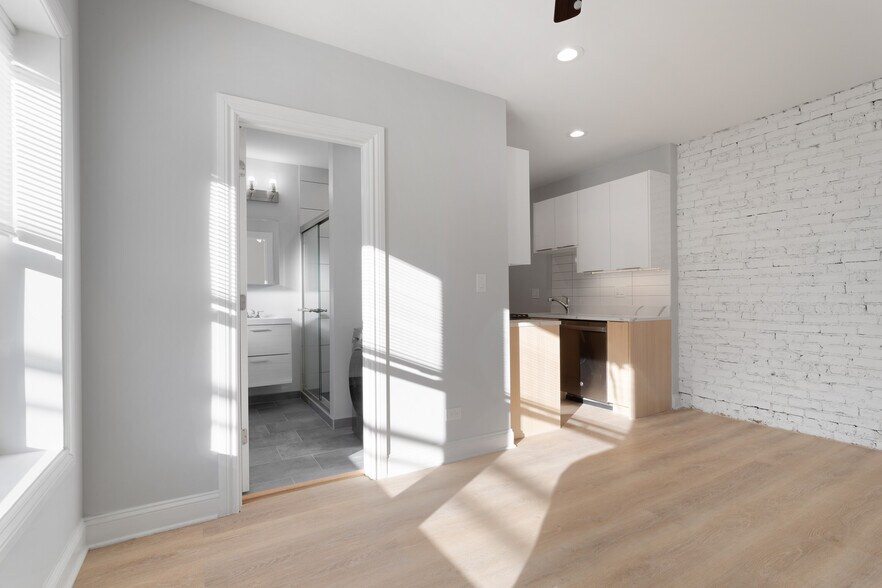 Building Photo - 1631 W Chase Ave