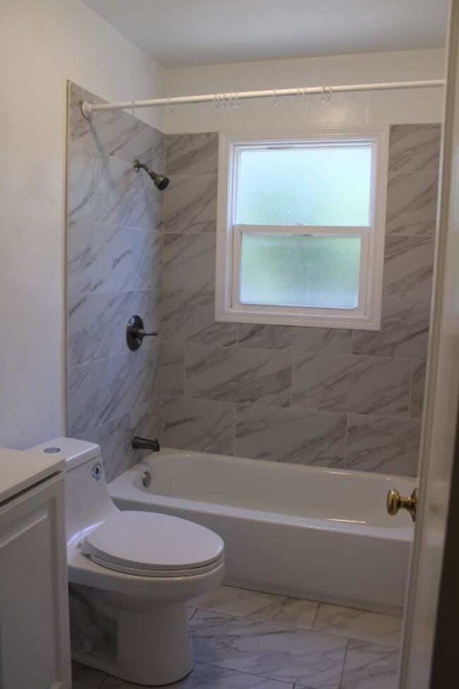 Building Photo - 400 33rd St