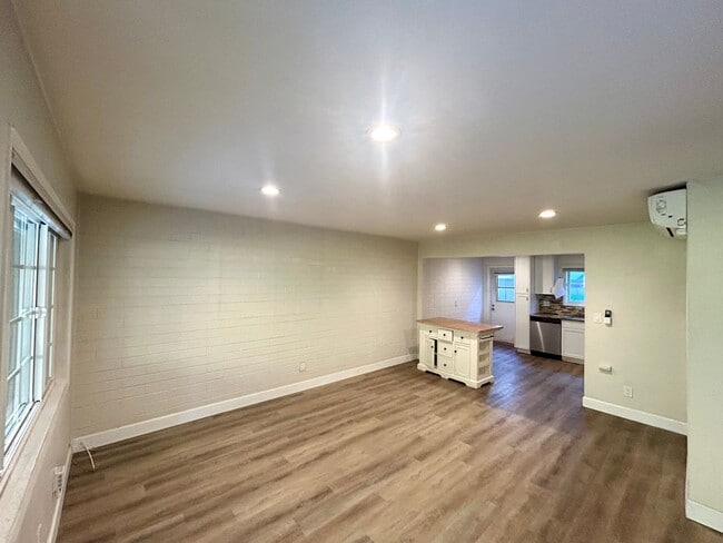 Building Photo - 2 bed 1 bath Apt in North Park Area