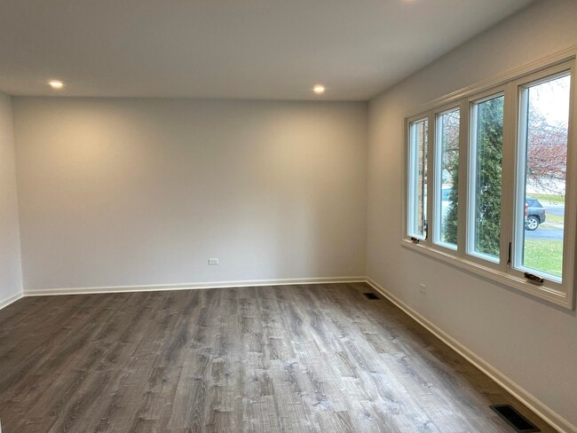 Building Photo - 1346 Leverenz Rd