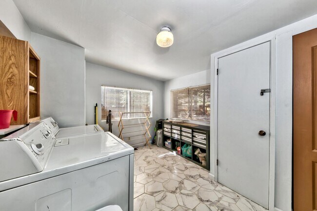 Building Photo - 1577 Atroari St