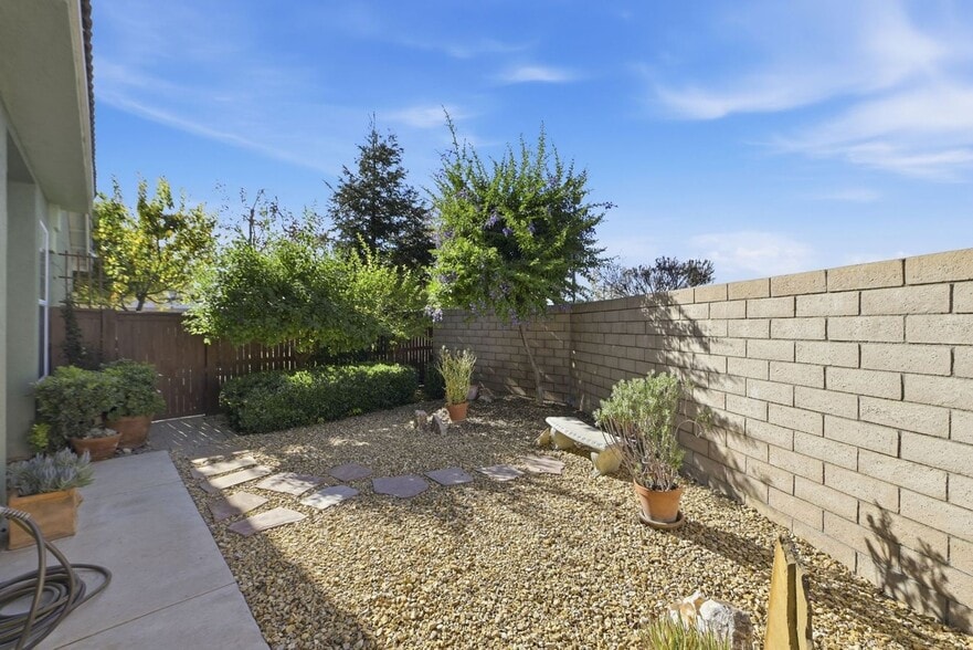 Building Photo - 720 Cam De Oro