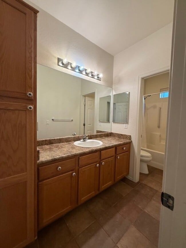 Building Photo - Reduced!!!  Beautiful 2-bedroom 2 Bath with Den in Mountain Gate Contact Property Pros