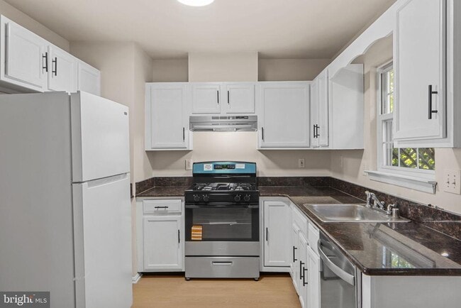 Building Photo - 1330 Hampshire Dr