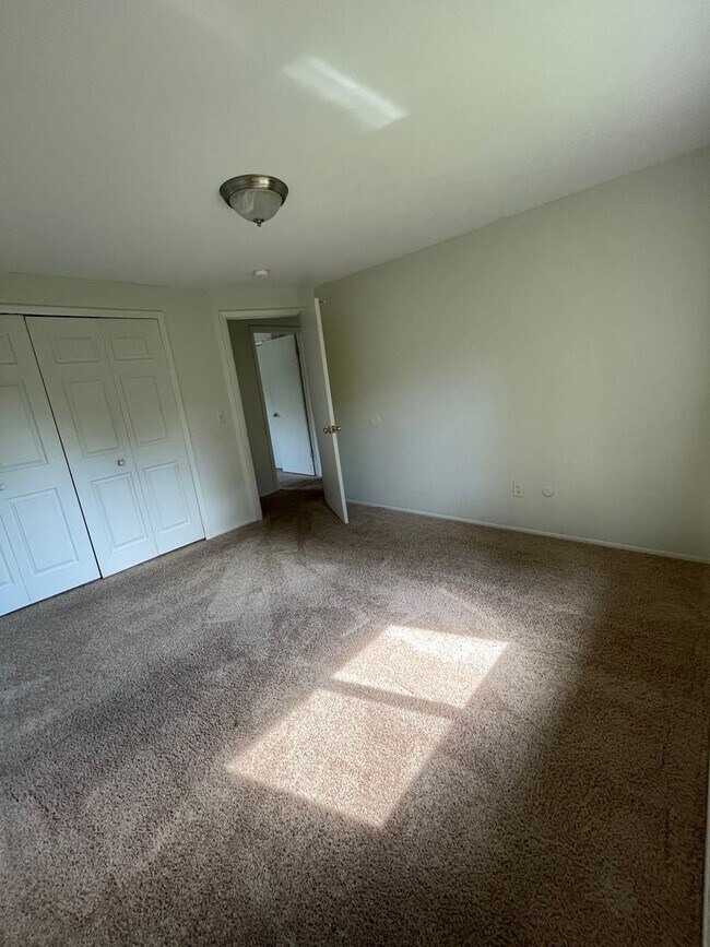 Building Photo - Beautiful 4 Bedroom Home in Ypsilanti! - F...