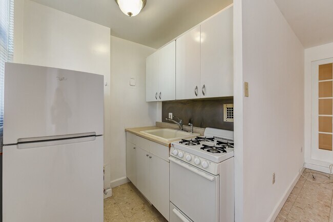 Building Photo - Spacious & Bright Junior One Bedroom at River Place North