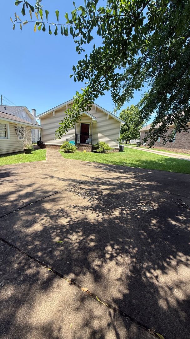 Building Photo - Two bedroom Two bathroom with shop/craft room
