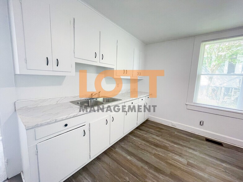 Building Photo - 276 Moore St