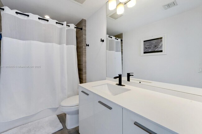 Building Photo - 1300 Brickell Bay Dr