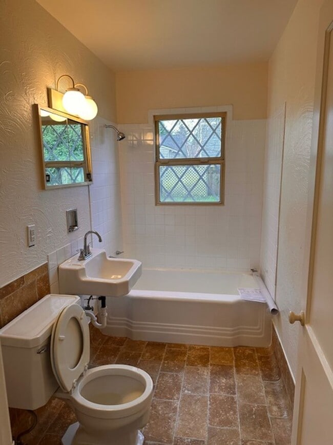 Building Photo - $500 Move-In Special | Kenton 3-Bed, 2-Bath Home with Yard & Washer/Dryer