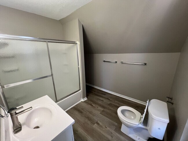 Building Photo - Charming 3-Bedroom Home in Washington Weat...