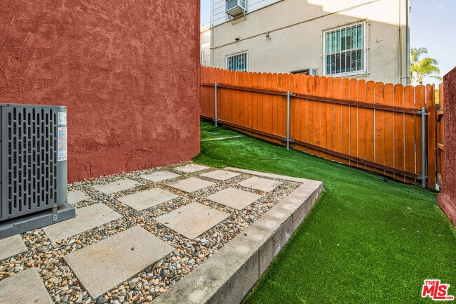 Building Photo - 1319 S Mansfield Ave