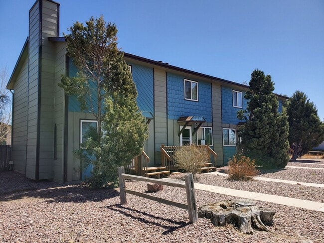 Building Photo - Townhome (end unit) with 2 bedrooms, 1.5 bath