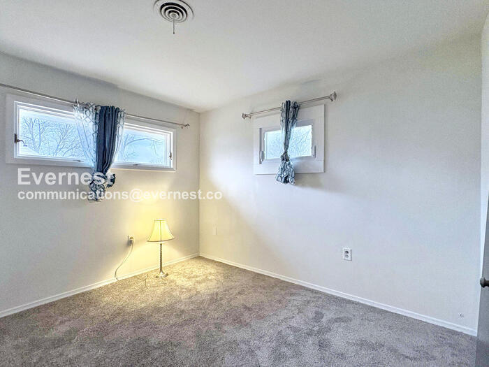 Building Photo - 9 Country Club Dr