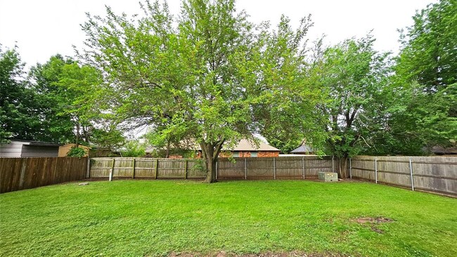 Building Photo - 1802 Vanessa Dr