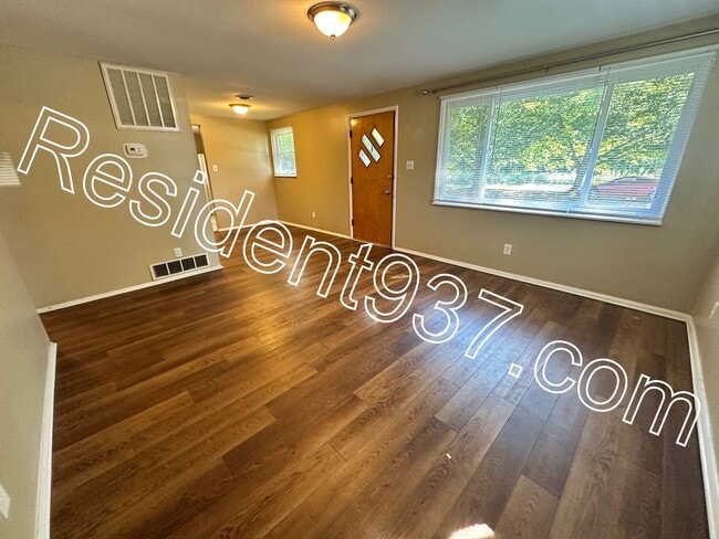 Building Photo - 3 Bed 1 bath home on dead end street