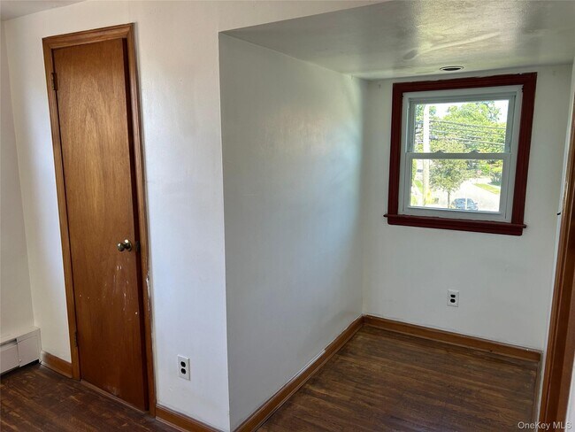 Building Photo - 63 I U Willets Rd