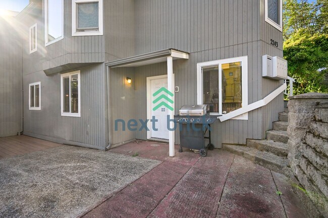 Building Photo - "Charming 2-Bed Retreat in Seattle's Heart – Cozy 840 Sq Ft Haven on 14th Ave West!"
