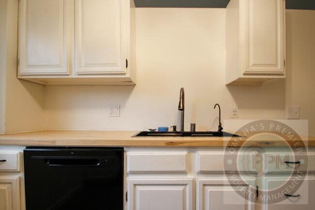 Building Photo - Spacious 4-bedroom, 3-bath home in Omaha