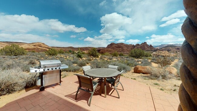 Building Photo - Custom Adobe style home in exclusive Navaj...